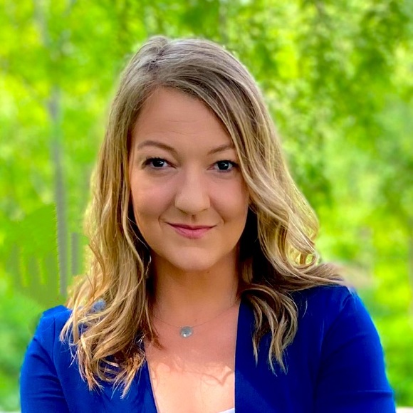 Meet your Posher, Michelle 👩🏼👗👢💍🧣👜👛👱🏻‍♀️ - Picture 1 of 4